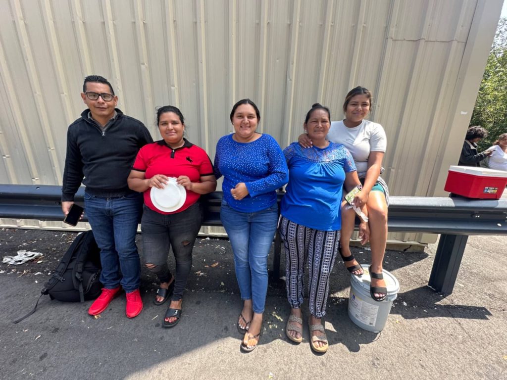 María Umanzor junto a otras mujeres hondureñas diariamente luchan porque se les garantice el derecho al trabajo. A pesar de la hostilidad no se rinden. 